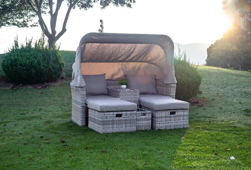 Ubah Ruang Tamu Luar Ruangan Anda dengan Set Sofa Pendamping Kanopi