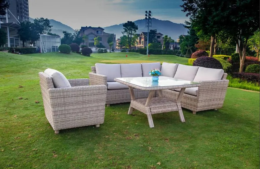 Lounge dalam Kemewahan: Menciptakan Oasis dengan Sofa Taman Teras Kelas Atas