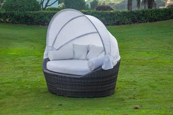 Bagaimana pemilihan bahan kain mempengaruhi kenyamanan dan sirkulasi udara pada tempat tidur oval?